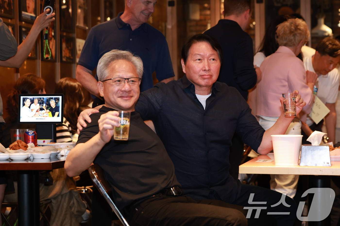 (서울=뉴스1) 이호윤 기자 = 젠슨 황 엔비디아 최고경영자(CEO)와 최태원 SK그룹 회장이 7일 오후 서울 강남구 깐부치킨 삼성점에서 '치맥 회동'을 하고 있다. 2026.6. …