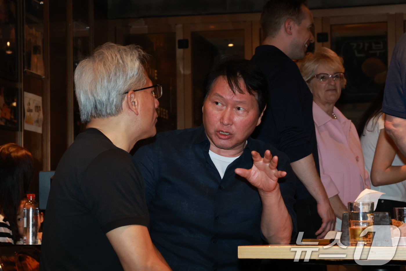(서울=뉴스1) 이호윤 기자 = 젠슨 황 엔비디아 최고경영자(CEO)와 최태원 SK그룹 회장이 7일 오후 서울 강남구 깐부치킨 삼성점에서 '치맥 회동'을 하고 있다. 2026.6. …