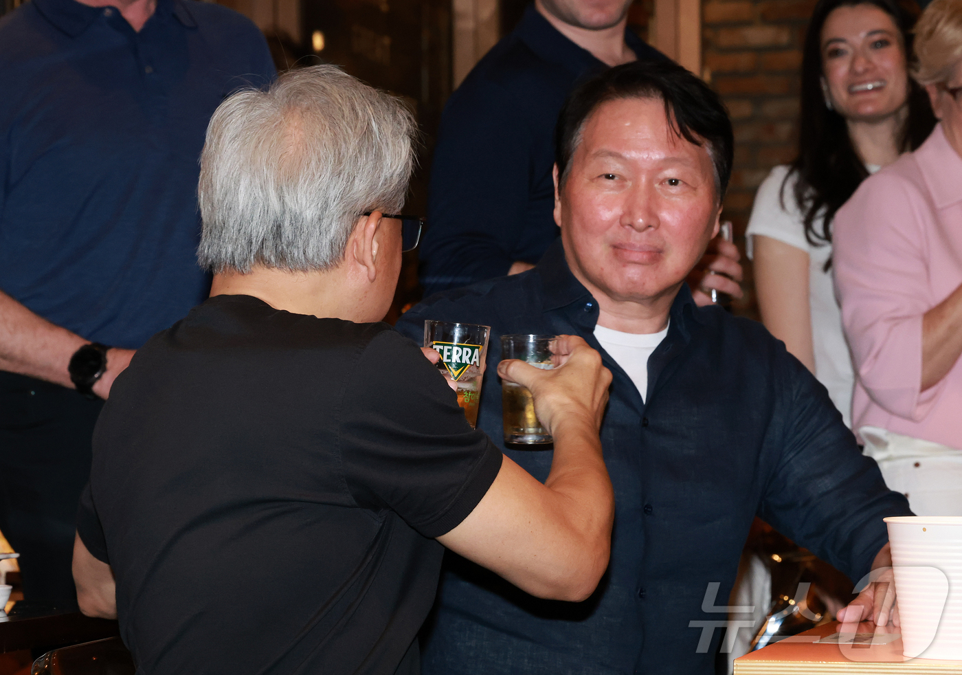 (서울=뉴스1) 이호윤 기자 = 젠슨 황 엔비디아 최고경영자(CEO)와 최태원 SK그룹 회장이 7일 오후 서울 강남구 깐부치킨 삼성점에서 '치맥 회동'을 하고 있다. 2026.6. …