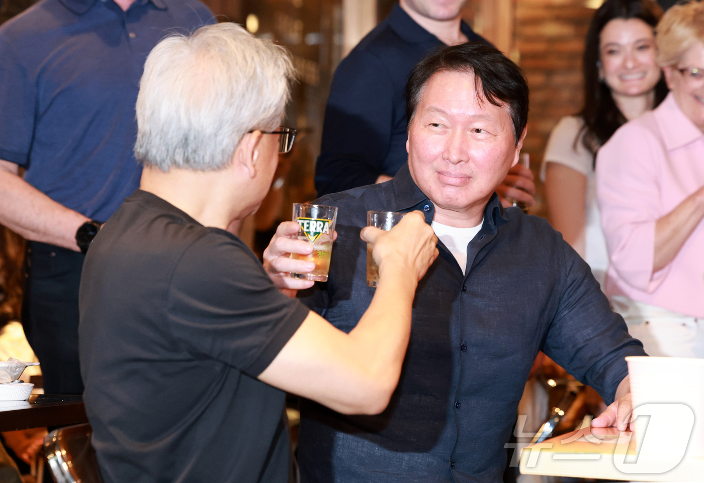 (서울=뉴스1) 이호윤 기자 = 젠슨 황 엔비디아 최고경영자(CEO)와 최태원 SK그룹 회장이 7일 오후 서울 강남구 깐부치킨 삼성점에서 '치맥 회동'을 하고 있다. 2026.6. …