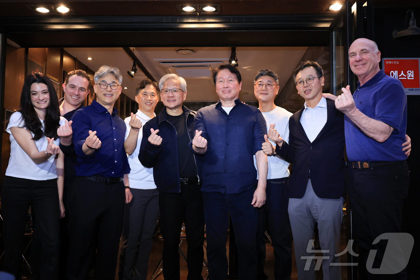(서울=뉴스1) 이호윤 기자 = 젠슨 황 엔비디아 최고경영자(CEO)와 최태원 SK그룹 회장이 7일 오후 서울 강남구 깐부치킨 삼성점에서 '치맥 회동' 중 엔비디아, SK 임직원들 …