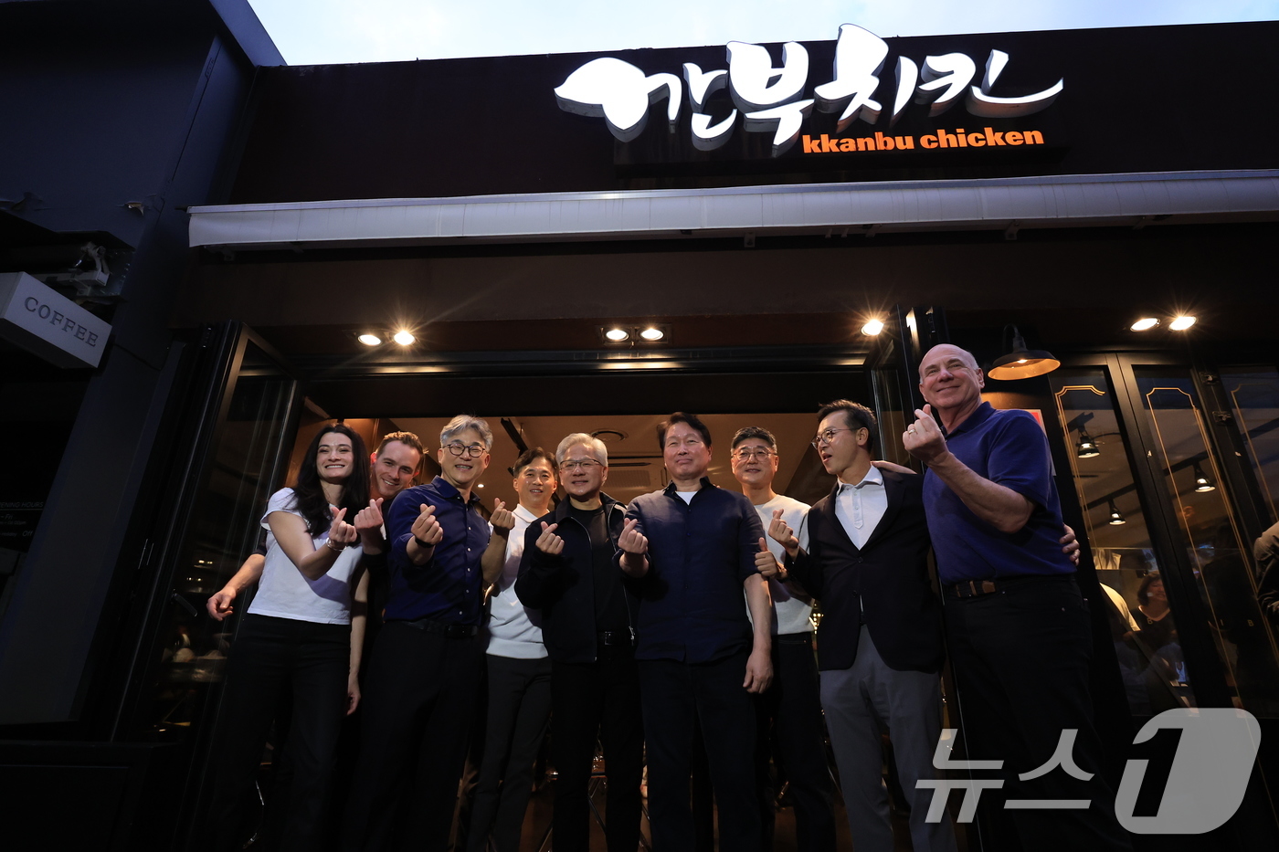 (서울=뉴스1) 이호윤 기자 = 젠슨 황 엔비디아 최고경영자(CEO)와 최태원 SK그룹 회장이 7일 오후 서울 강남구 깐부치킨 삼성점에서 '치맥 회동' 중 엔비디아, SK 임직원들 …