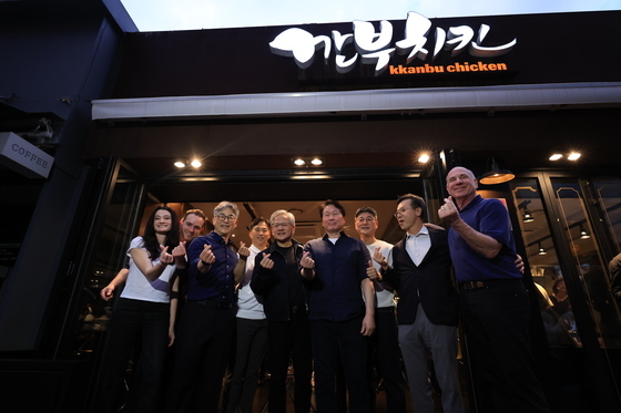 기념촬영하는 젠슨 황과 최태원 회장
