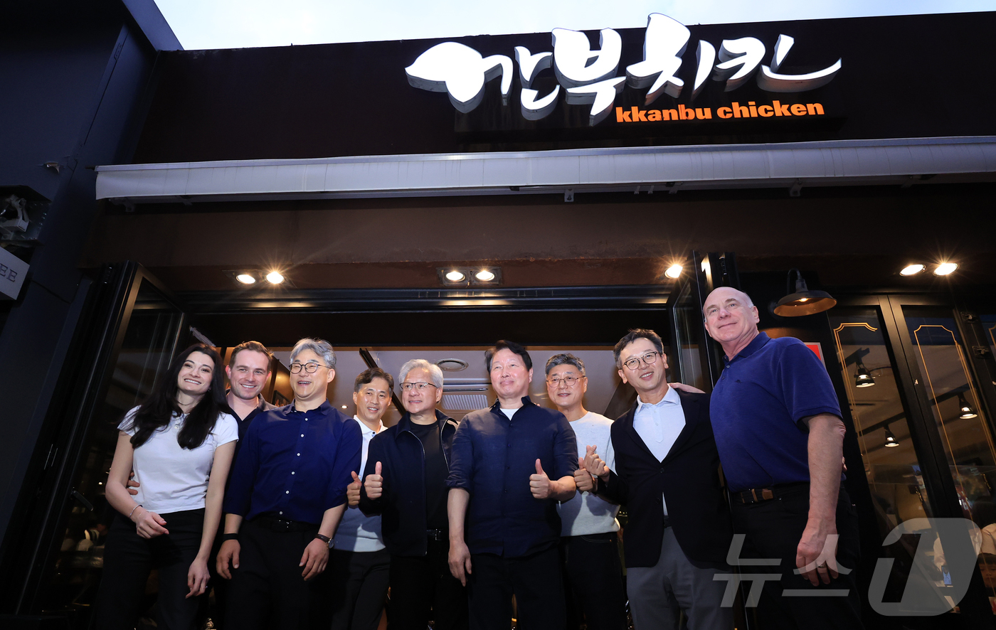 (서울=뉴스1) 이호윤 기자 = 젠슨 황 엔비디아 최고경영자(CEO)와 최태원 SK그룹 회장이 7일 오후 서울 강남구 깐부치킨 삼성점에서 '치맥 회동' 중 엔비디아, SK 임직원들 …