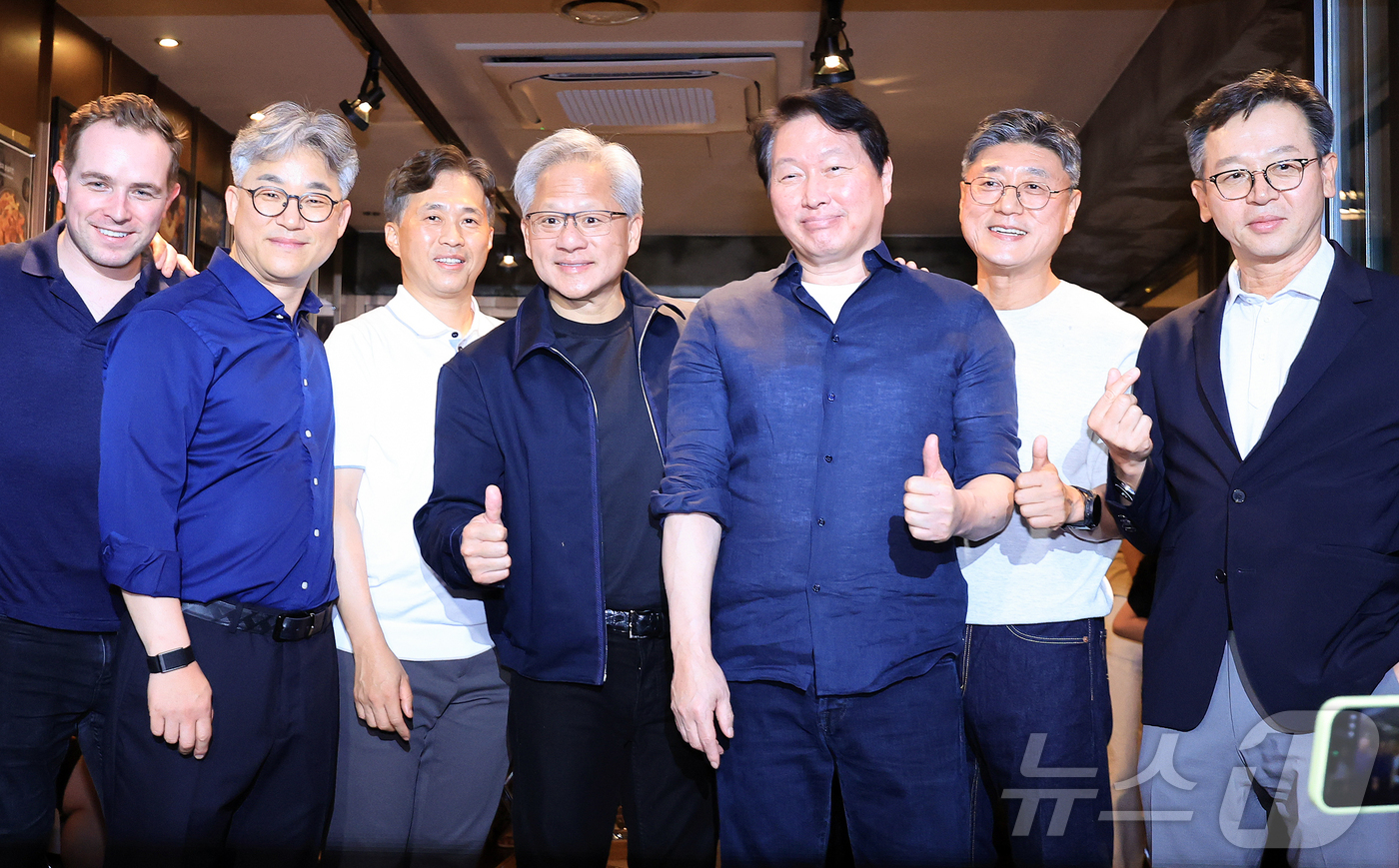 (서울=뉴스1) 이호윤 기자 = 젠슨 황 엔비디아 최고경영자(CEO)와 최태원 SK그룹 회장이 7일 오후 서울 강남구 깐부치킨 삼성점에서 '치맥 회동' 중 엔비디아, SK 임직원들 …