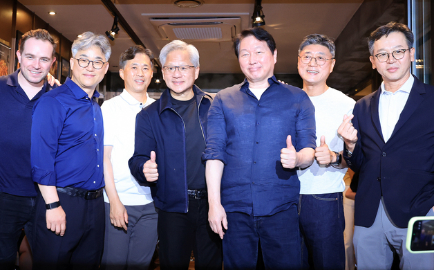 젠슨 황, 최태원 회장과 '엄지 척'
