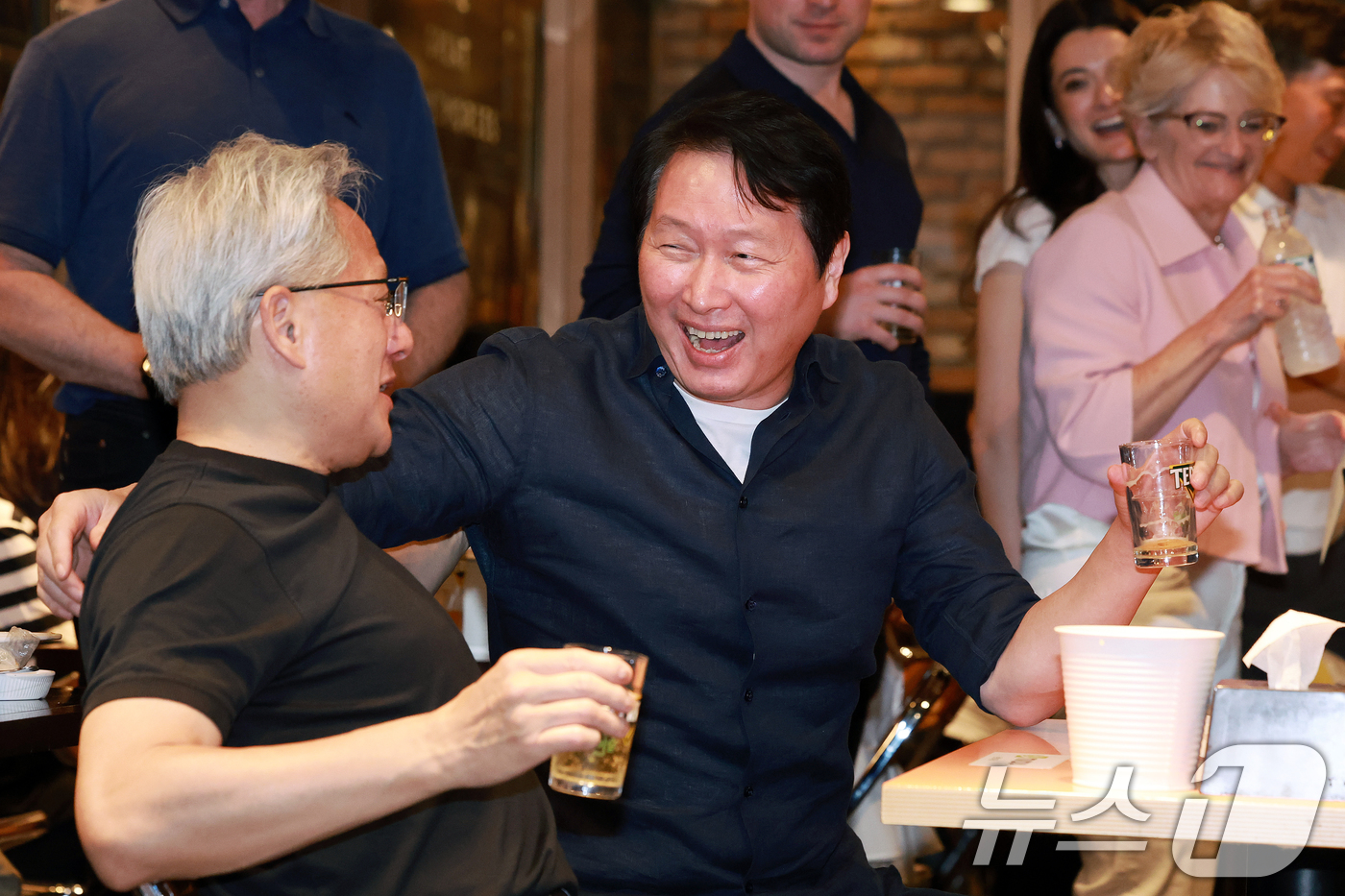 (서울=뉴스1) 이호윤 기자 = 젠슨 황 엔비디아 최고경영자(CEO)와 최태원 SK그룹 회장이 7일 오후 서울 강남구 깐부치킨 삼성점에서 '치맥 회동'을 하고 있다. 2026.6. …