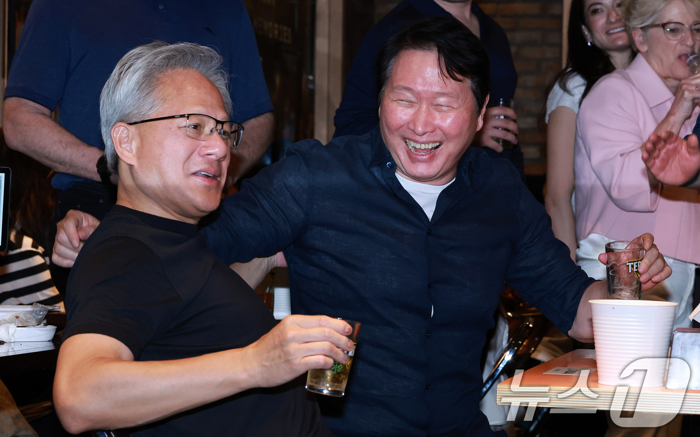 (서울=뉴스1) 이호윤 기자 = 젠슨 황 엔비디아 최고경영자(CEO)와 최태원 SK그룹 회장이 7일 오후 서울 강남구 깐부치킨 삼성점에서 '치맥 회동'을 하고 있다. 2026.6. …