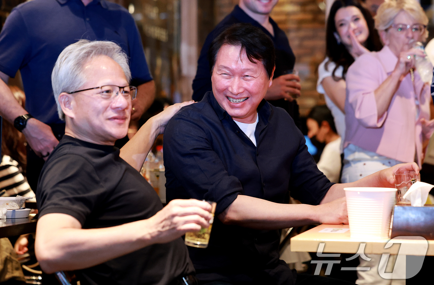 (서울=뉴스1) 이호윤 기자 = 젠슨 황 엔비디아 최고경영자(CEO)와 최태원 SK그룹 회장이 7일 오후 서울 강남구 깐부치킨 삼성점에서 '치맥 회동'을 하고 있다. 2026.6. …