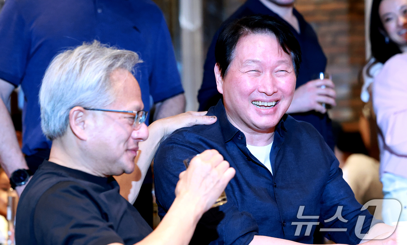 (서울=뉴스1) 이호윤 기자 = 젠슨 황 엔비디아 최고경영자(CEO)와 최태원 SK그룹 회장이 7일 오후 서울 강남구 깐부치킨 삼성점에서 '치맥 회동'을 하고 있다. 2026.6. …