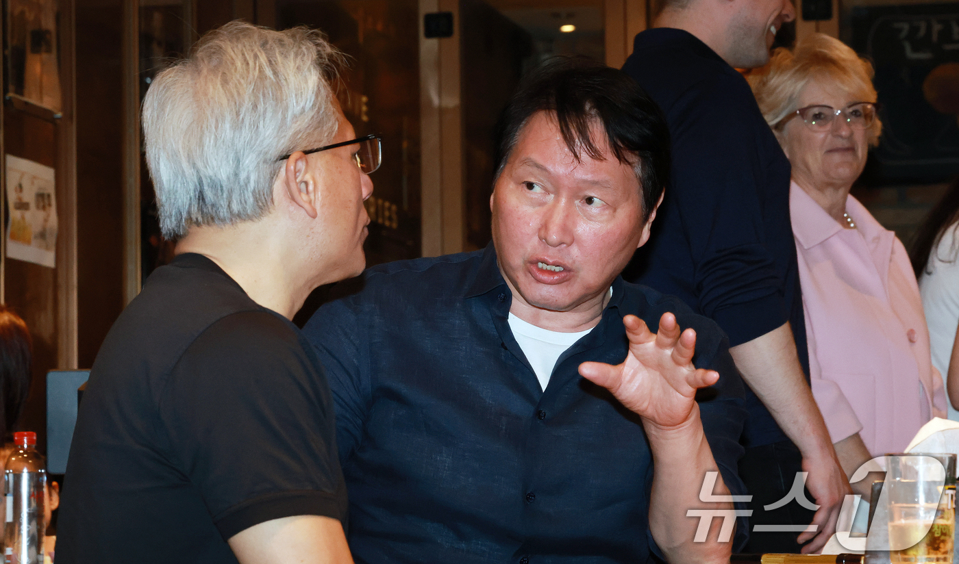 (서울=뉴스1) 이호윤 기자 = 젠슨 황 엔비디아 최고경영자(CEO)와 최태원 SK그룹 회장이 7일 오후 서울 강남구 깐부치킨 삼성점에서 '치맥 회동'을 하고 있다. 2026.6. …