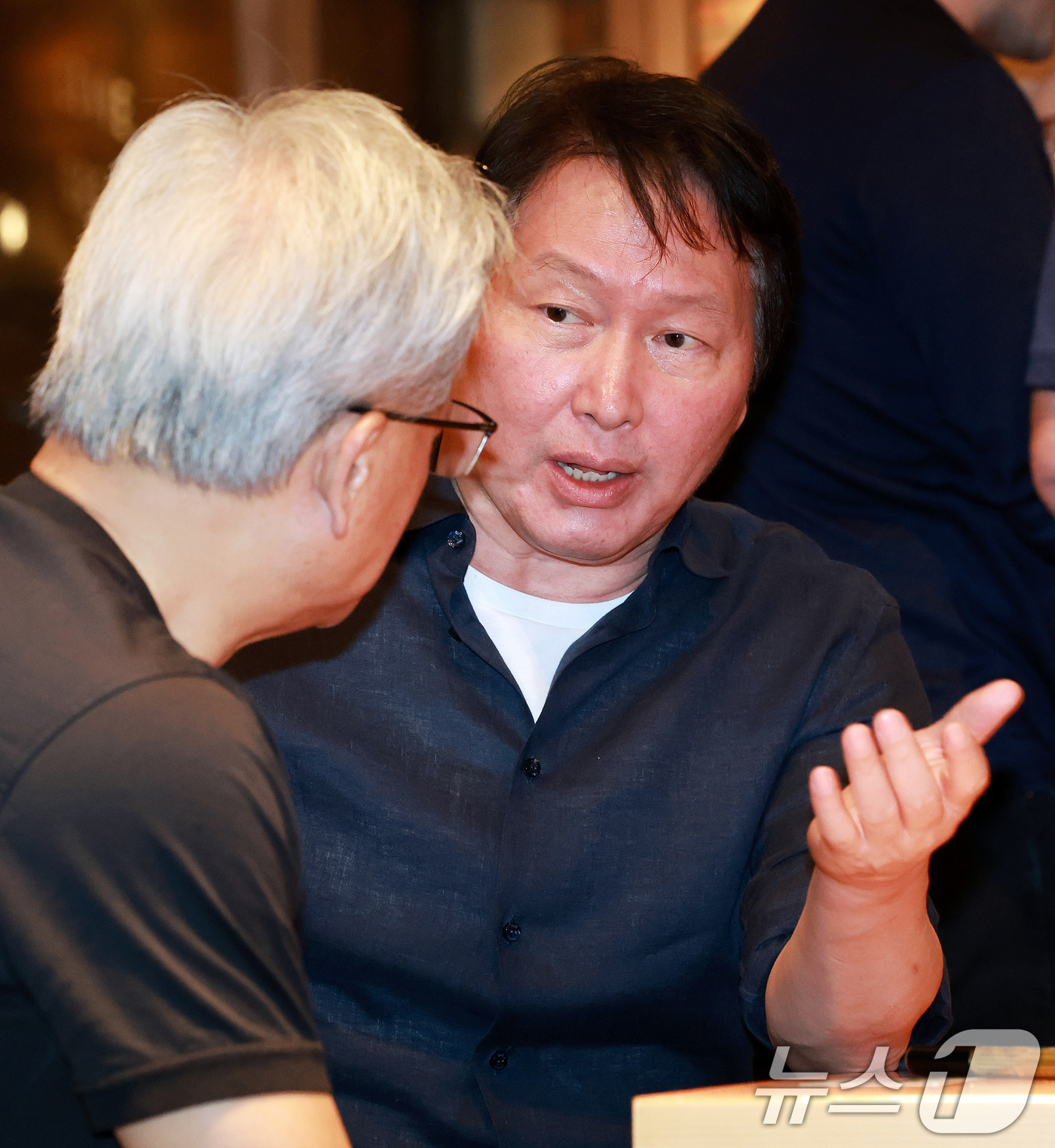 (서울=뉴스1) 이호윤 기자 = 젠슨 황 엔비디아 최고경영자(CEO)가 7일 오후 서울 강남구 깐부치킨 삼성점에서 최태원 SK그룹 회장과 '치맥 회동'을 하고 있다. 2026.6. …