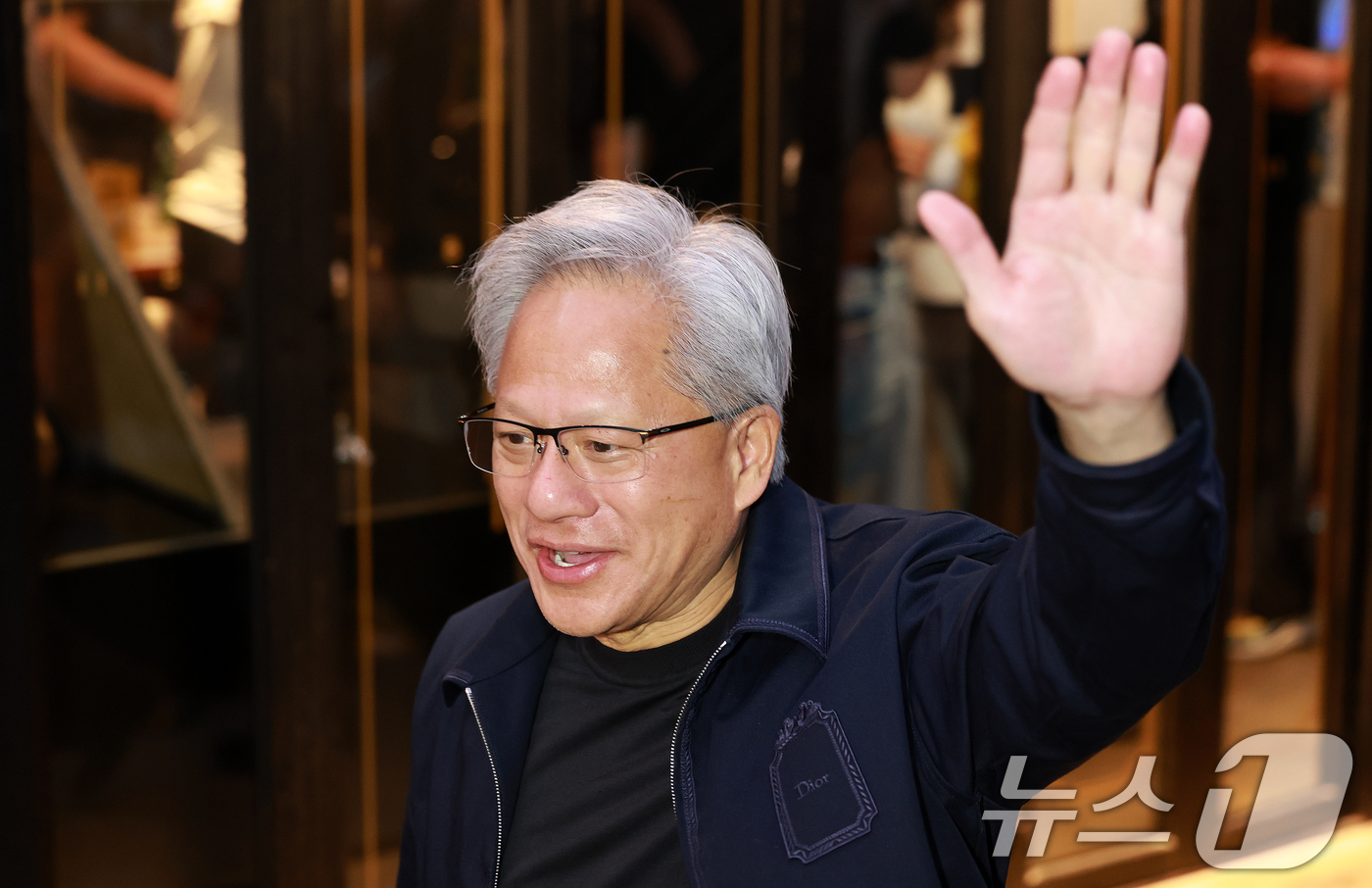 (서울=뉴스1) 이호윤 기자 = 젠슨 황 엔비디아 최고경영자(CEO)가 7일 서울 강남구 한 치킨집에서 최태원 SK회장과 '치맥' 회동을 마치고 시민들에게 인사를 하고 있다. 20 …