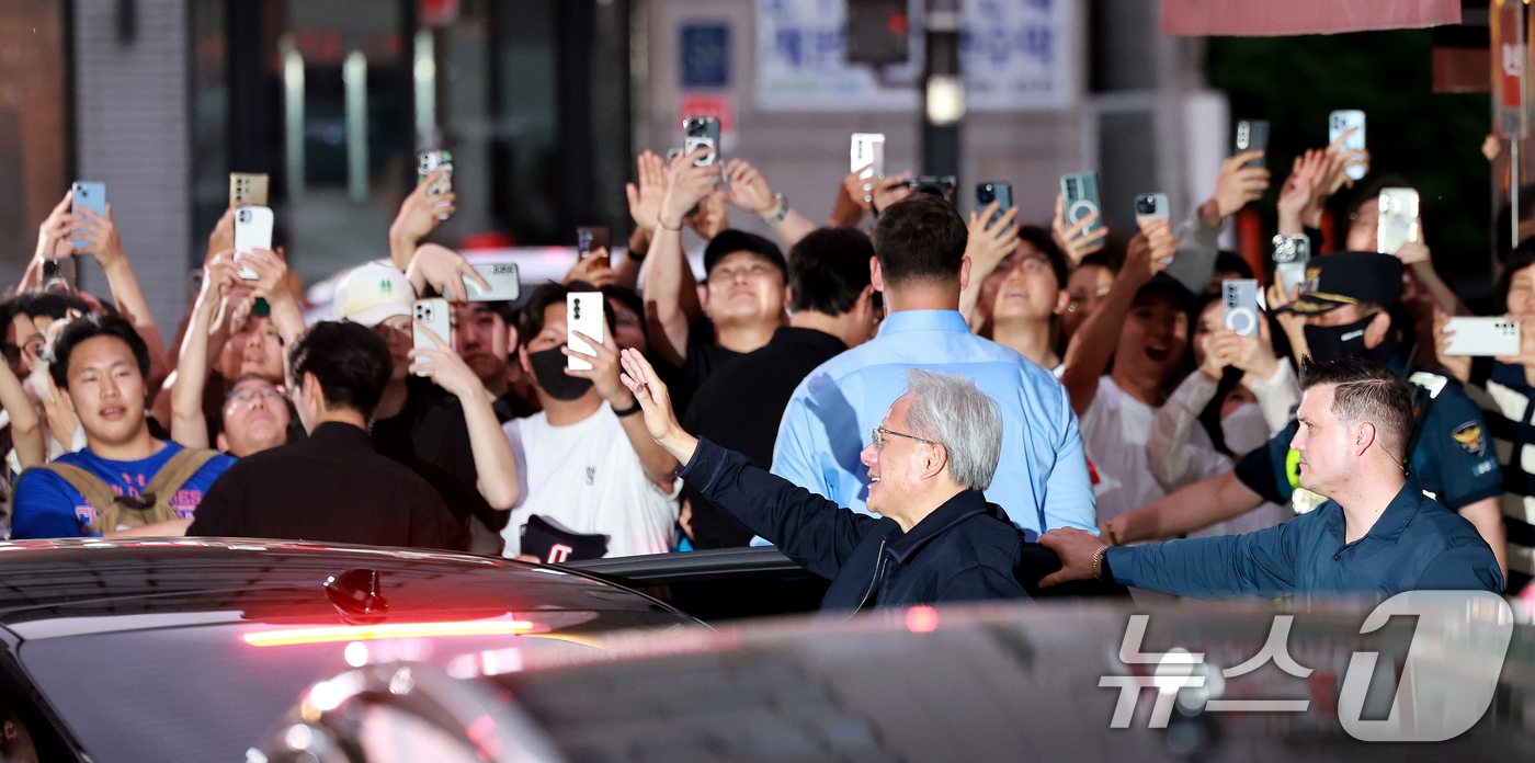 (서울=뉴스1) 이호윤 기자 = 젠슨 황 엔비디아 최고경영자(CEO)가 7일 서울 강남구 한 치킨집에서 최태원 SK회장과 '치맥' 회동을 마치고 시민들에게 인사를 하고 있다. 20 …