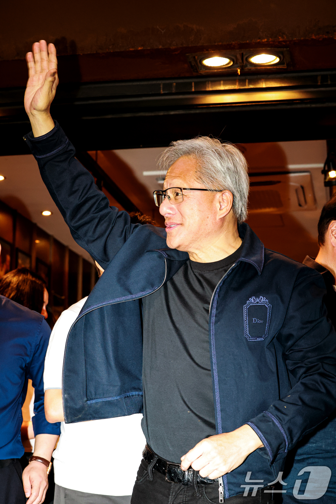 (서울=뉴스1) 이호윤 기자 = 젠슨 황 엔비디아 최고경영자(CEO)가 7일 서울 강남구 한 치킨집에서 최태원 SK회장과 '치맥' 회동을 마치고 시민들에게 인사를 하고 있다. 20 …