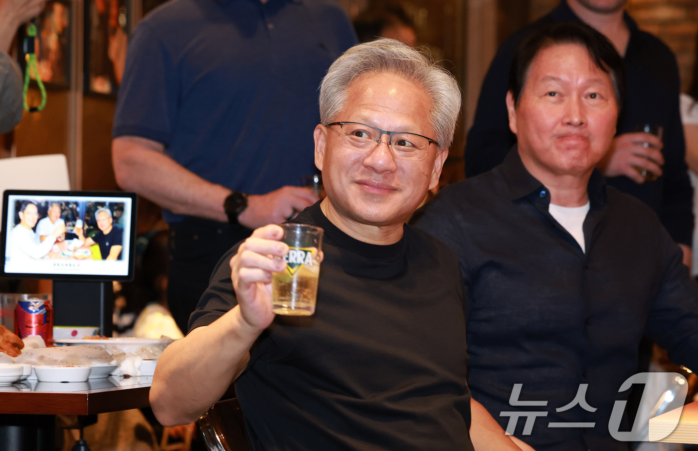 (서울=뉴스1) 이호윤 기자 = 젠슨 황 엔비디아 최고경영자(CEO)와 최태원 SK그룹 회장이 7일 오후 서울 강남구 깐부치킨 삼성점에서 '치맥 회동'을 하고 있다. 2026.6. …