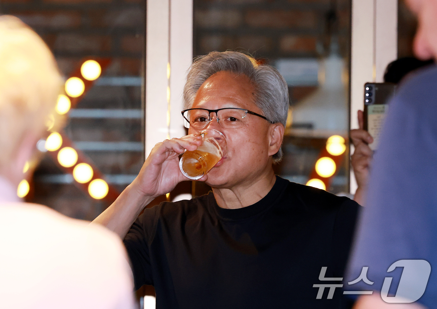 (서울=뉴스1) 이호윤 기자 = 젠슨 황 엔비디아 최고경영자(CEO)가 7일 오후 서울 강남구 깐부치킨 삼성점에서 최태원 SK그룹 회장과 '치맥 회동'을 하고 있다. 2026.6. …
