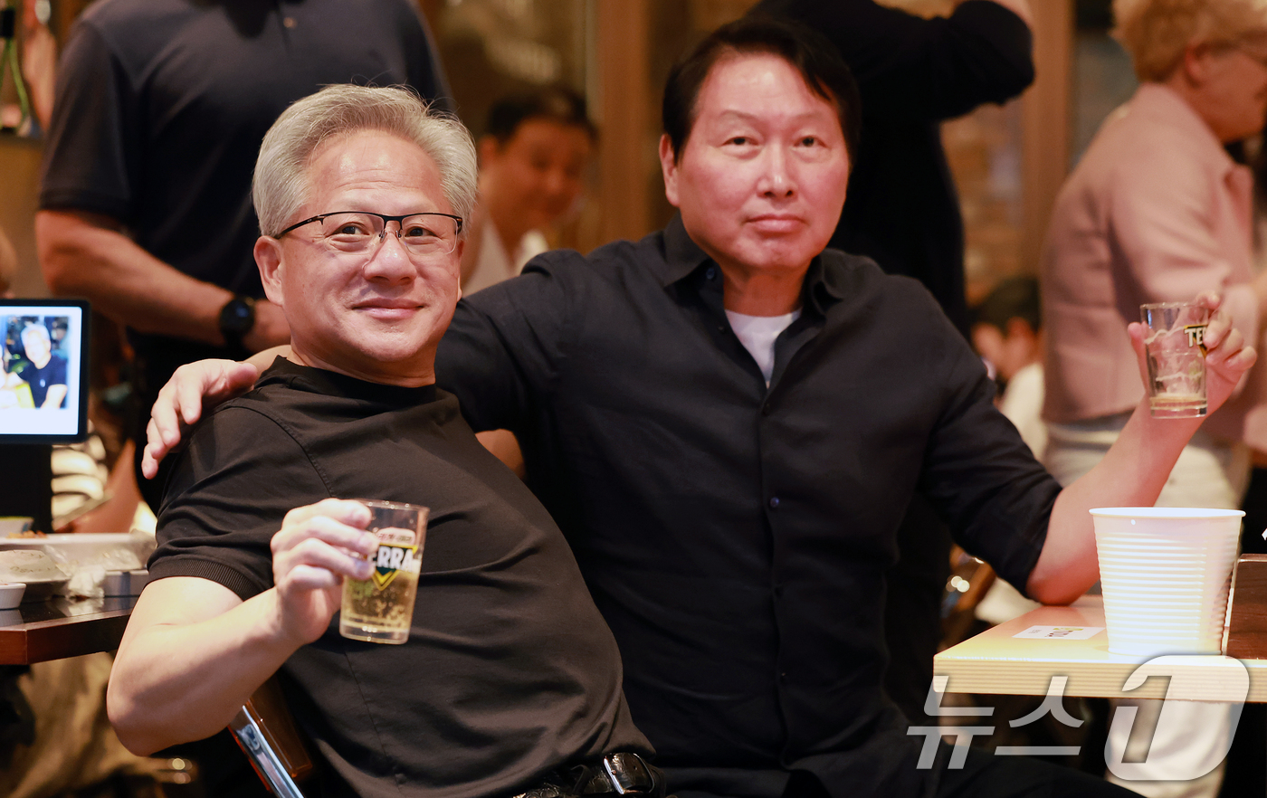 (서울=뉴스1) 이호윤 기자 = 젠슨 황 엔비디아 최고경영자(CEO)와 최태원 SK그룹 회장이 7일 오후 서울 강남구 깐부치킨 삼성점에서 '치맥 회동'을 하고 있다. 2026.6. …