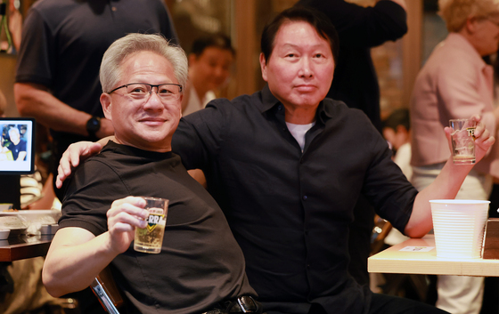 맥주잔 들고 미소 짓는 젠슨 황