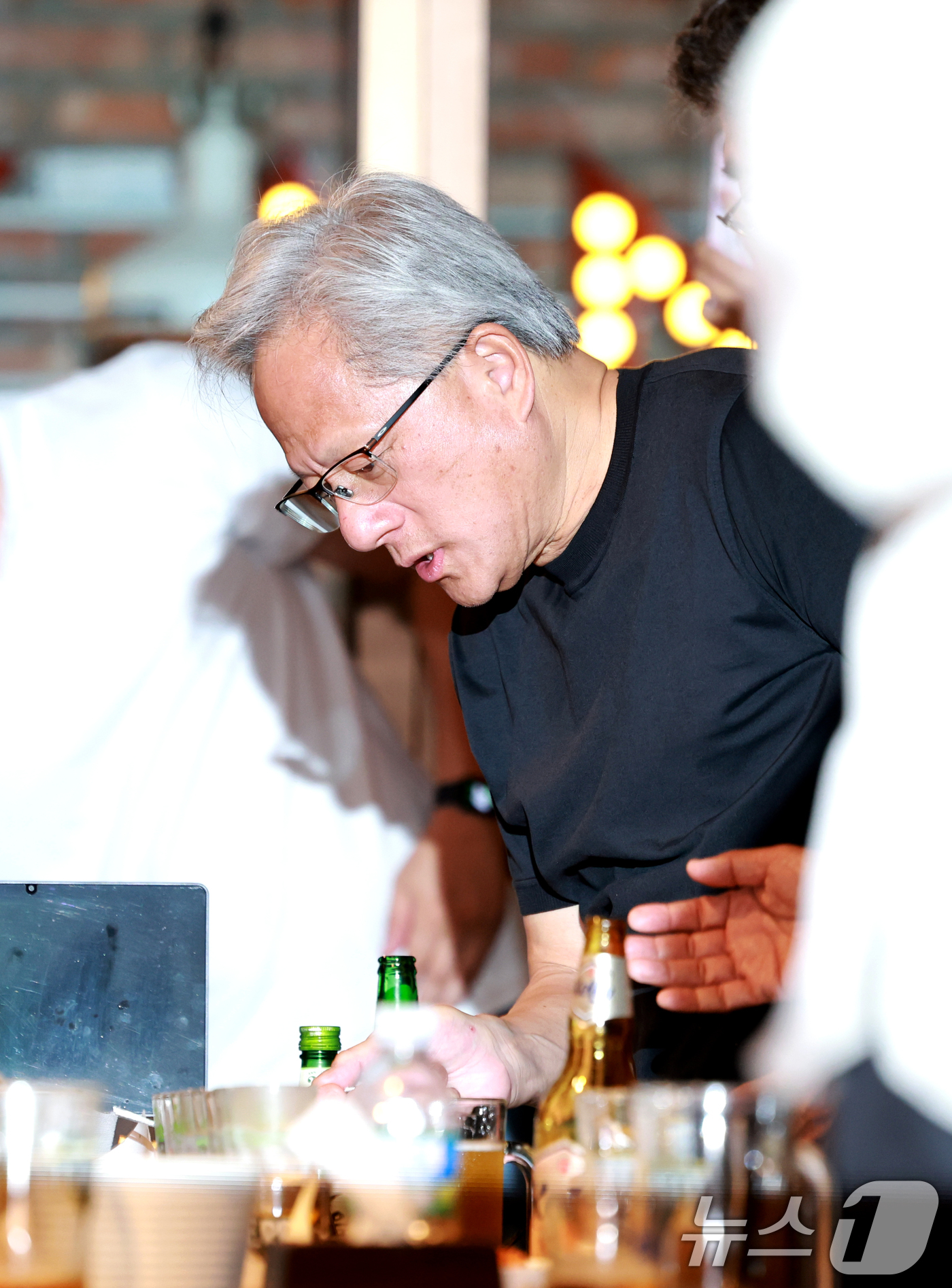 (서울=뉴스1) 이호윤 기자 = 젠슨 황 엔비디아 최고경영자(CEO)가 7일 오후 서울 강남구 깐부치킨 삼성점에서 최태원 SK그룹 회장과 '치맥 회동'을 하고 있다. 2026.6. …