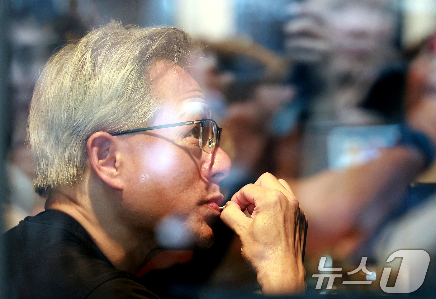 (서울=뉴스1) 이호윤 기자 = 젠슨 황 엔비디아 최고경영자(CEO)가 7일 오후 서울 강남구 깐부치킨 삼성점에서 최태원 SK그룹 회장과 '치맥 회동'에서 치킨을 먹고 있다. 20 …