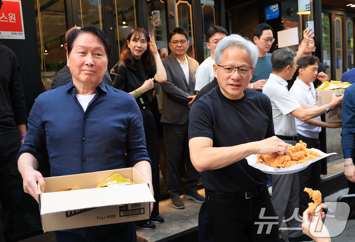 (서울=뉴스1) 이호윤 기자 = 젠슨 황 엔비디아 최고경영자(CEO)와 최태원 SK그룹 회장이 7일 오후 서울 강남구 깐부치킨 삼성점에서 '치맥 회동' 중 시민 및 취재진에게 치킨 …
