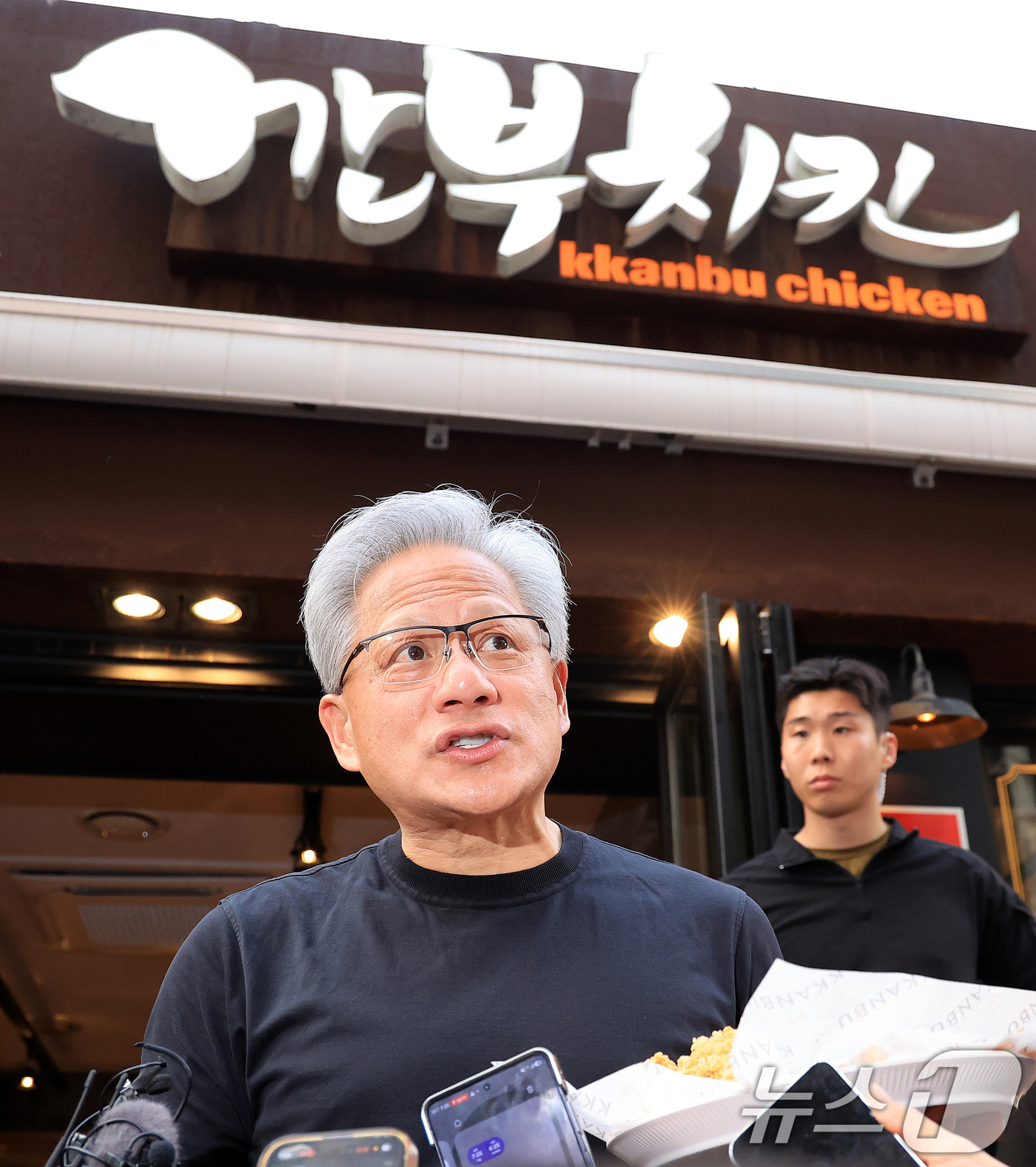 (서울=뉴스1) 이호윤 기자 = 젠슨 황 엔비디아 최고경영자(CEO)와 최태원 SK그룹 회장이 7일 오후 서울 강남구 깐부치킨 삼성점에서 '치맥 회동' 중 취재진 질문에 답변하고 …