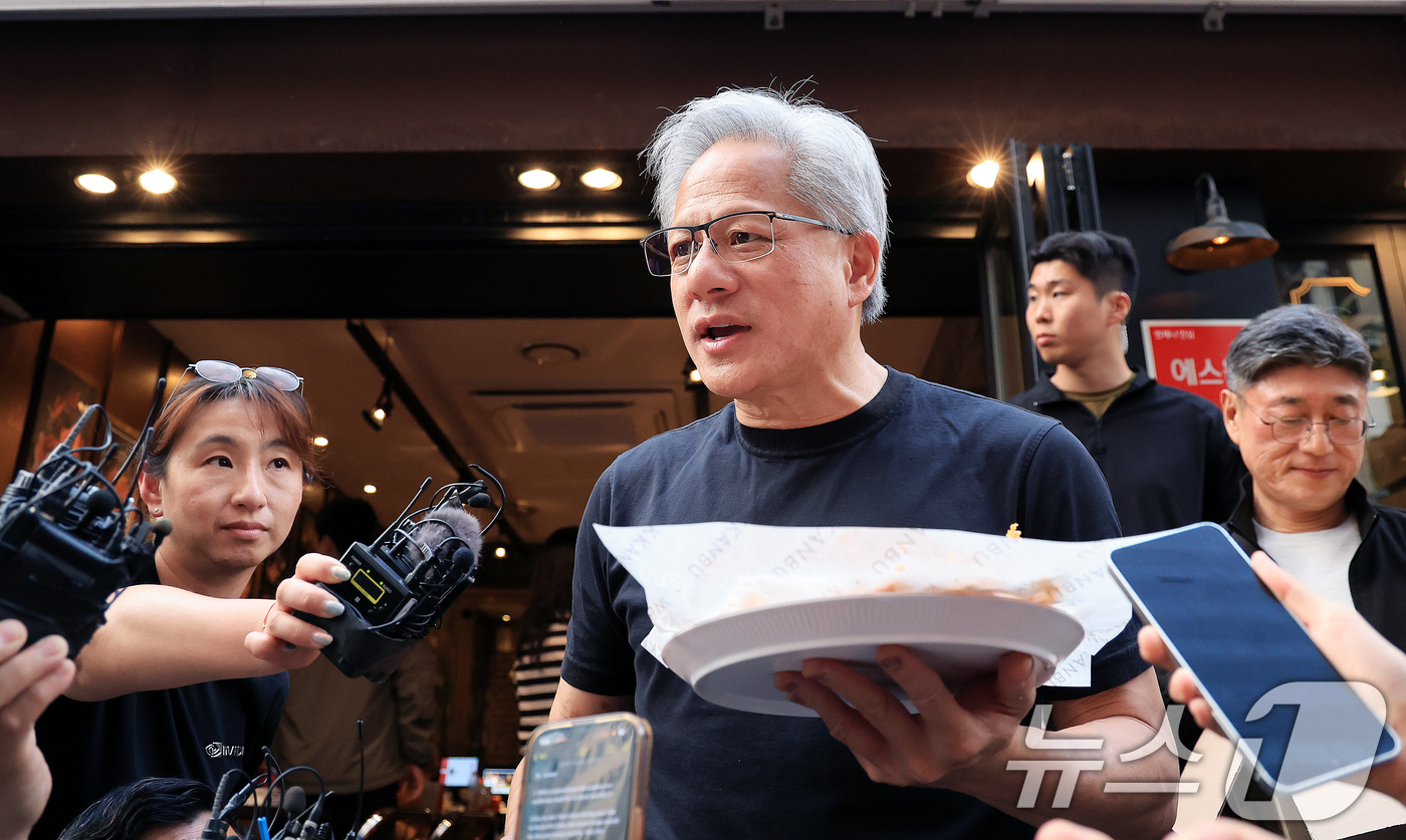(서울=뉴스1) 이호윤 기자 = 젠슨 황 엔비디아 최고경영자(CEO)와 최태원 SK그룹 회장이 7일 오후 서울 강남구 깐부치킨 삼성점에서 '치맥 회동' 중 취재진 질문에 답변하고 …