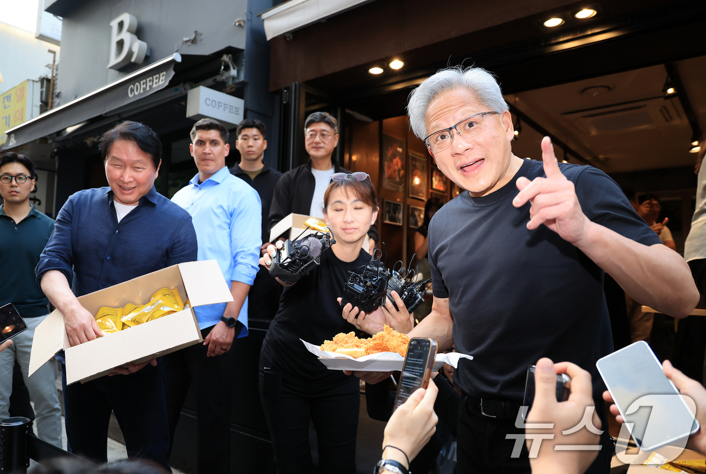 (서울=뉴스1) 이호윤 기자 = 젠슨 황 엔비디아 최고경영자(CEO)와 최태원 SK그룹 회장이 7일 오후 서울 강남구 깐부치킨 삼성점에서 '치맥 회동' 중 시민 및 취재진에게 치킨 …