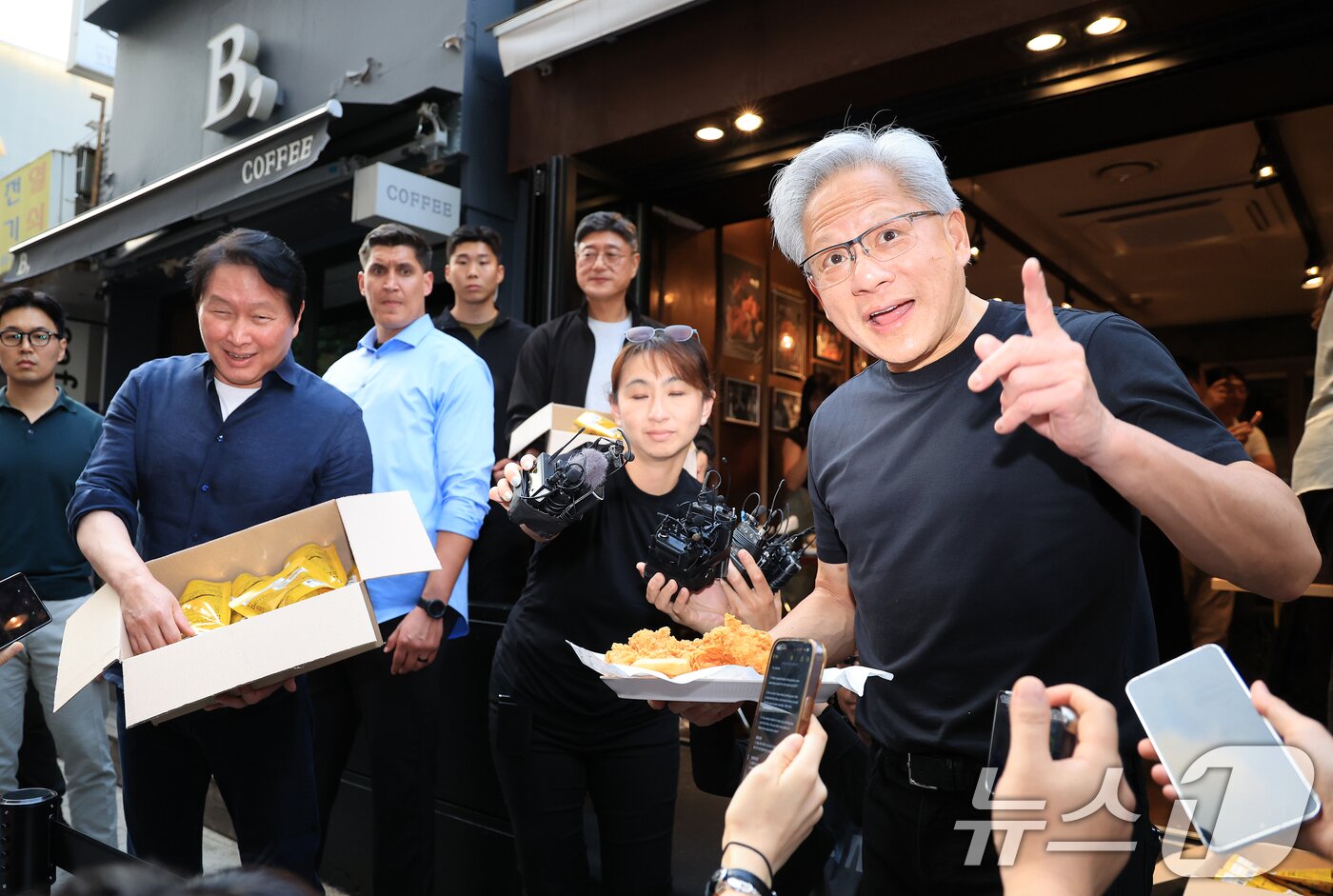 본문 이미지 - 젠슨 황 엔비디아 최고경영자(CEO)와 최태원 SK그룹 회장이 7일 오후 서울 강남구 깐부치킨 삼성점에서 '치맥 회동' 중 시민 및 취재진에게 치킨과 간식을 나눠주고 있다. 2026.6.7 ⓒ 뉴스1 이호윤 기자