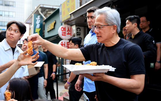 치킨 나눠주는 젠슨 황