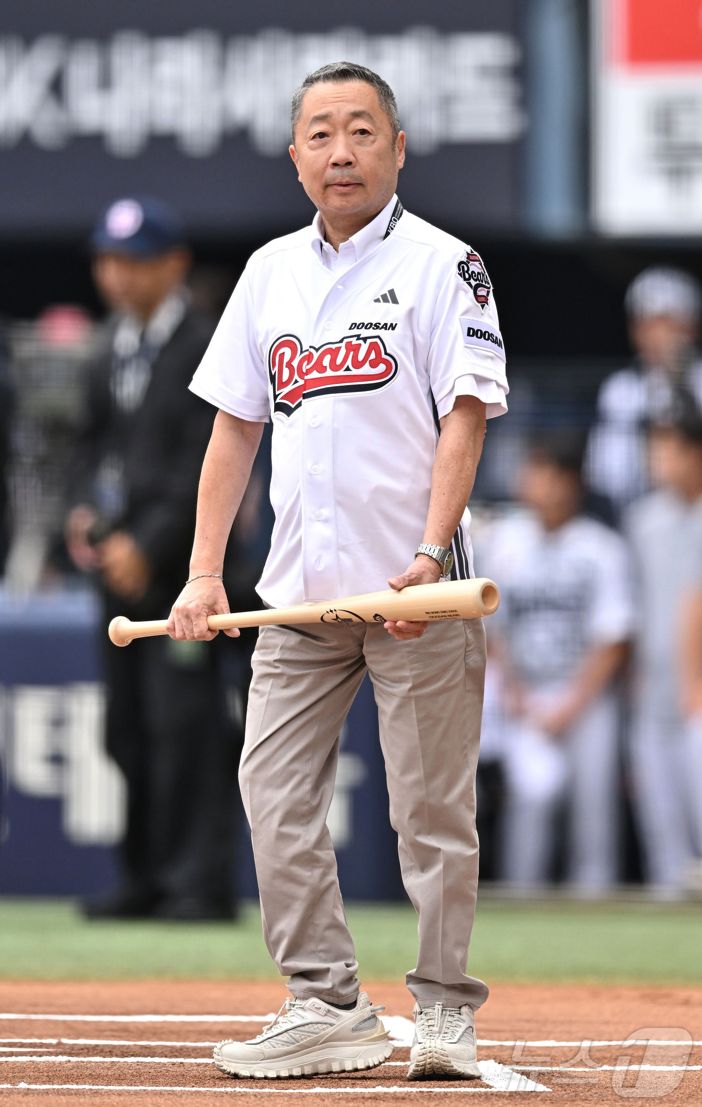 (서울=뉴스1) 사진공동취재단 = 박정원 두산그룹 회장이 7일 서울 송파구 잠실야구장에서 열린 프로야구 '2026 신한은행 SOL KBO리그' 키움 히어로즈와 두산 베어스의 경기에 …