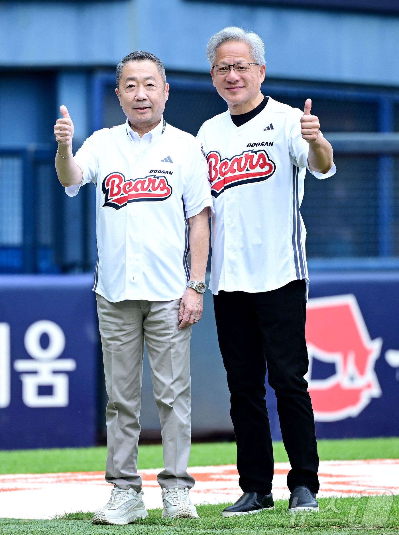 (서울=뉴스1) 사진공동취재단 = 젠슨 황 엔비디아 최고경영자(CEO), 박정원 두산그룹 회장이 7일 서울 송파구 잠실야구장에서 열린 프로야구 '2026 신한은행 SOL KBO리그 …