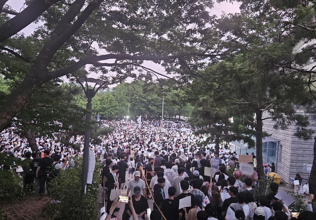 잠실개표소 사흘째 봉쇄시위 '2만명' 운집…'재선거만' 지침에 갈등도(종합)