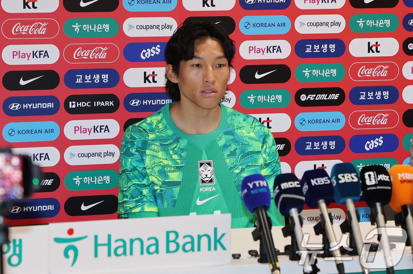 본문 이미지 - 대한민국 축구대표팀 골키퍼 김승규가 7일(현지시간) 2026 국제축구연맹(FIFA) 북중미월드컵이 열리는 멕시코 할리스코 과달라하라에 위치한 '치바스 베르데 바예' 훈련장에서 인터뷰를 하고 있다. 2026.6.8 ⓒ 뉴스1 임세영 기자
