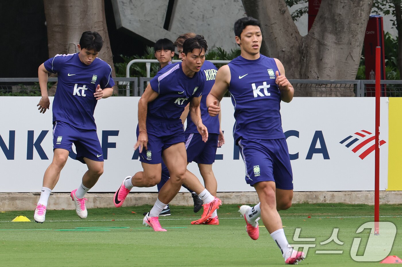 본문 이미지 - 대한민국 축구대표팀 이동경(왼쪽부터), 오현규, 황희찬이 7일(현지시간) 2026 국제축구연맹(FIFA) 북중미월드컵이 열리는 멕시코 할리스코 과달라하라에 위치한 '치바스 베르데 바예' 훈련장에서 훈련을 하고 있다. 2026.6.8 ⓒ 뉴스1 임세영 기자