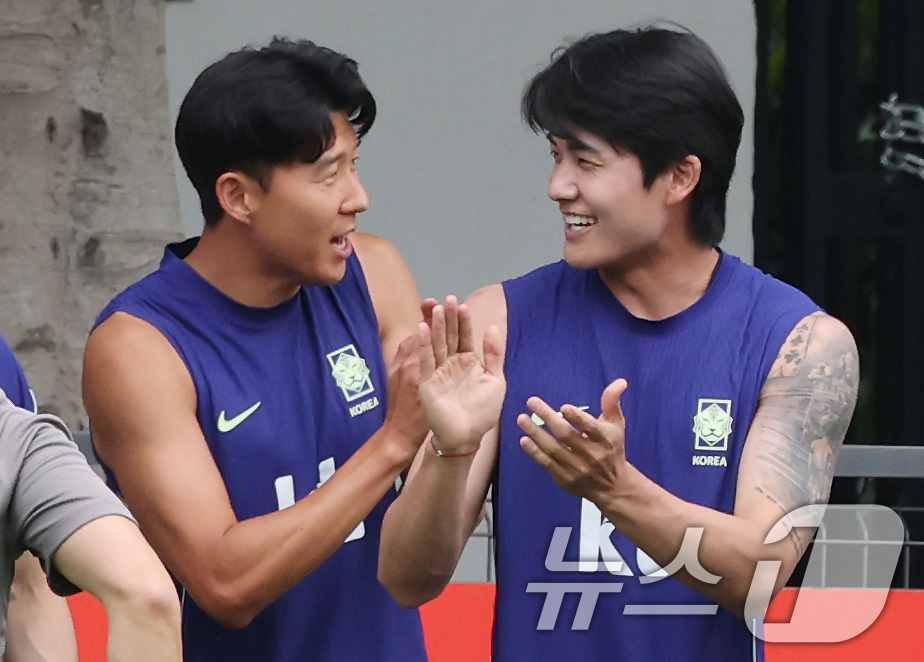 (과달라하라(멕시코)=뉴스1) 임세영 기자 = 2026 북중미 월드컵에 출전하는 대한민국 축구대표팀 손흥민과 설영우가 7일(현지시간) 멕시코 과달라하라 인근 사포판에 위치한 치바스 …