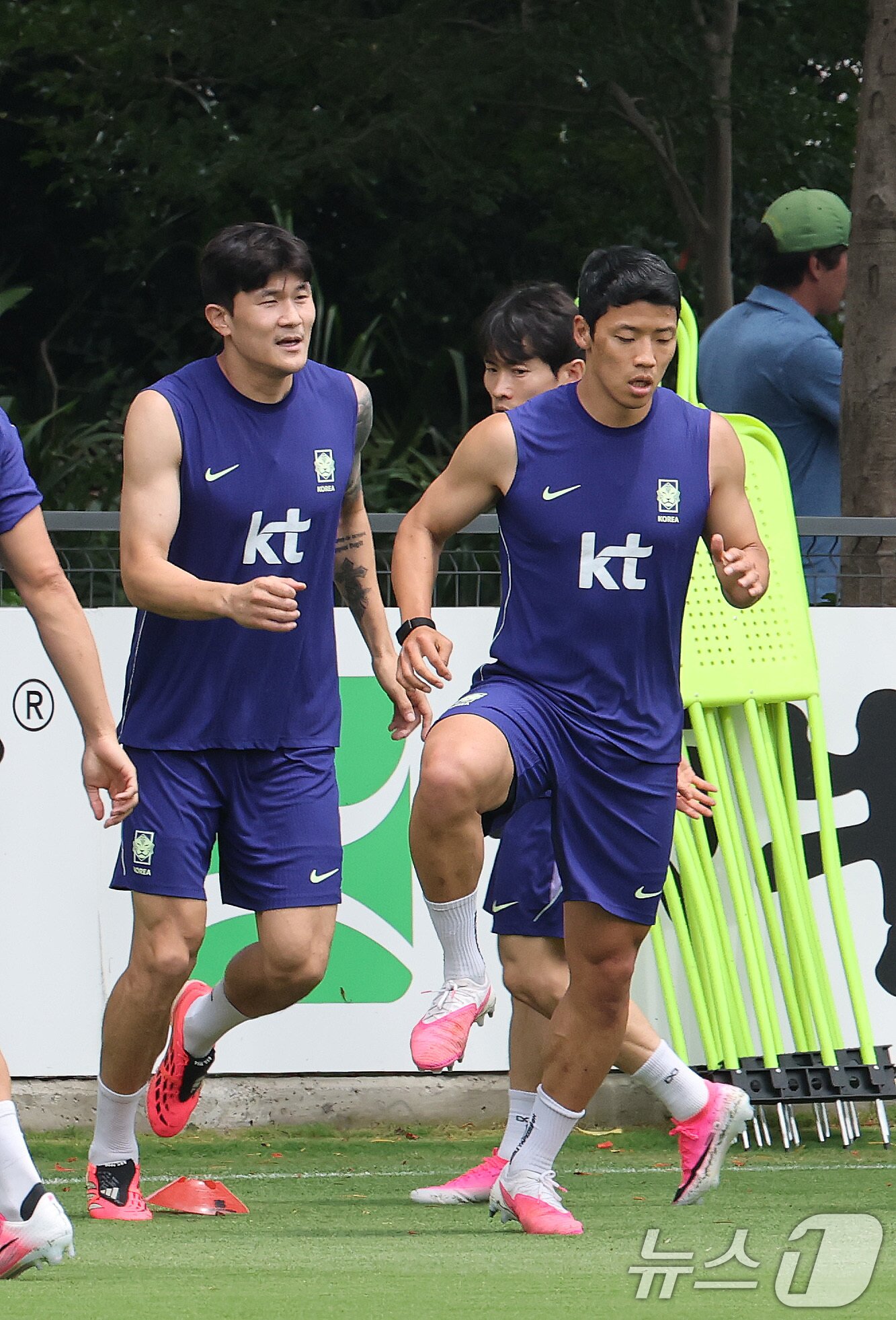 본문 이미지 - 2026 북중미 월드컵에 출전하는 대한민국 축구대표팀 김민재, 황희찬이 7일(현지시간) 멕시코 과달라하라 인근 사포판에 위치한 치바스 바예 베르데에서 훈련을 하고 있다. 2026.6.8 ⓒ 뉴스1 임세영 기자