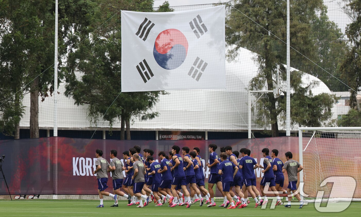 본문 이미지 - 대한민국 축구대표팀 선수들이 7일(현지시간) 2026 국제축구연맹(FIFA) 북중미월드컵이 열리는 멕시코 할리스코 과달라하라에 위치한 '치바스 베르데 바예' 훈련장에서 훈련을 하고 있다. 2026.6.8 ⓒ 뉴스1 임세영 기자