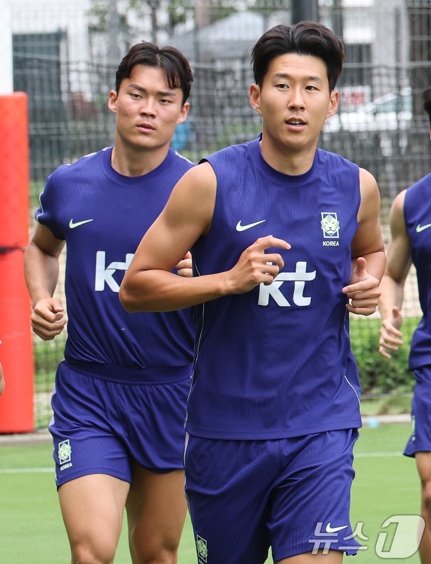 본문 이미지 - 2026 북중미 울드컵에 출전하는 대한민국 축구대표팀 손흥민, 오현규가 7일(현지시간) 멕시코 과달라하라 인근 사포판에 위치한 치바스 바예 베르데에서 훈련을 하고 있다. 2026.6.8 ⓒ 뉴스1 임세영 기자