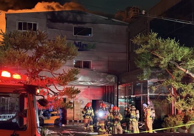 안산 공장 화재로 11개 동 피해…"공장 밀집, 초진까지 장시간 소요"