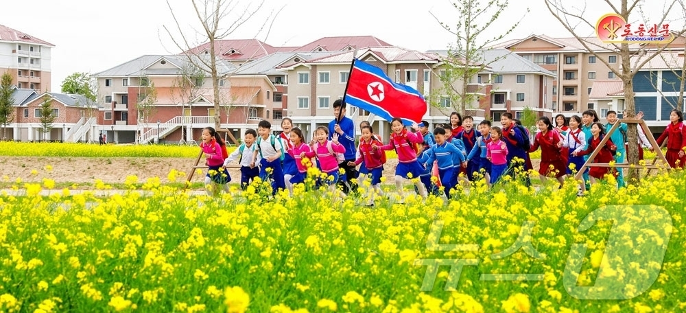 (평양 노동신문=뉴스1) = 북한 노동당 기관지 노동신문은 8일 위화도 신의주온실종합농장에 유채꽃이 핀 모습을 선전했다. [국내에서만 사용가능. 재배포 금지. DB 금지. For …