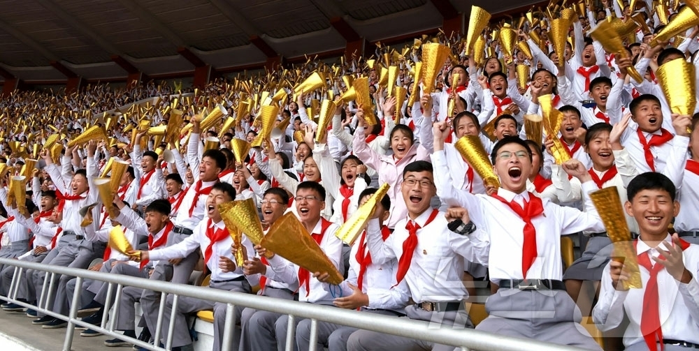 (평양 노동신문=뉴스1) = 북한 노동당 기관지 노동신문은 8일 "제11차 전국소년축구경기대회 남자 결승전이 7일 김일성경기장에서 진행됐다"라고 전했다. [국내에서만 사용가능. 재 …