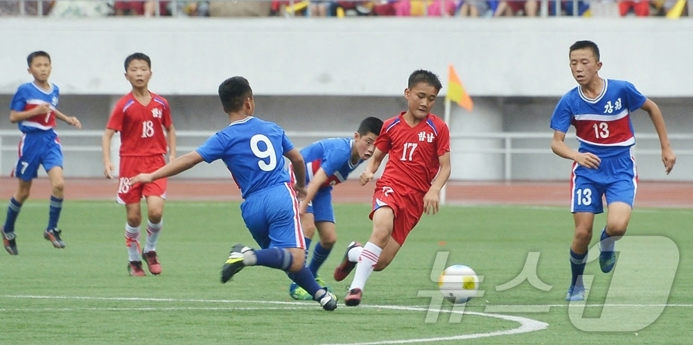 (평양 노동신문=뉴스1) = 북한 노동당 기관지 노동신문은 8일 "제11차 전국소년축구경기대회 남자 결승전이 7일 김일성경기장에서 진행됐다"라고 전했다. [국내에서만 사용가능. 재 …