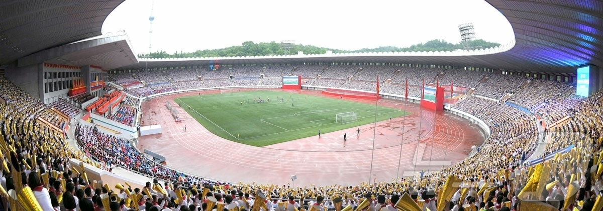 (평양 노동신문=뉴스1) = 북한 노동당 기관지 노동신문은 8일 "제11차 전국소년축구경기대회 남자 결승전이 7일 김일성경기장에서 진행됐다"라고 전했다. [국내에서만 사용가능. 재 …