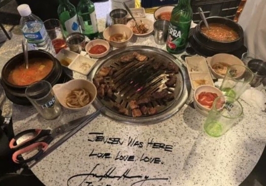젠슨 황이 사인 남긴 삼겹살집 테이블 공개…"VIP석 됐다, 방탄유리 깔자"