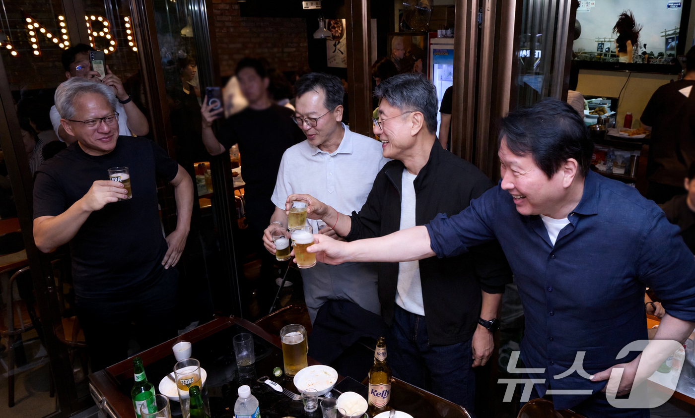 (서울=뉴스1) = 최태원 SK그룹 회장과 젠슨 황 엔비디아 최고경영자(CEO)가 지난 7일 오후 서울 강남구 깐부치킨 삼성점에서 양사 임직원들과 '치맥 회동'을 하고 있다.왼쪽부 …