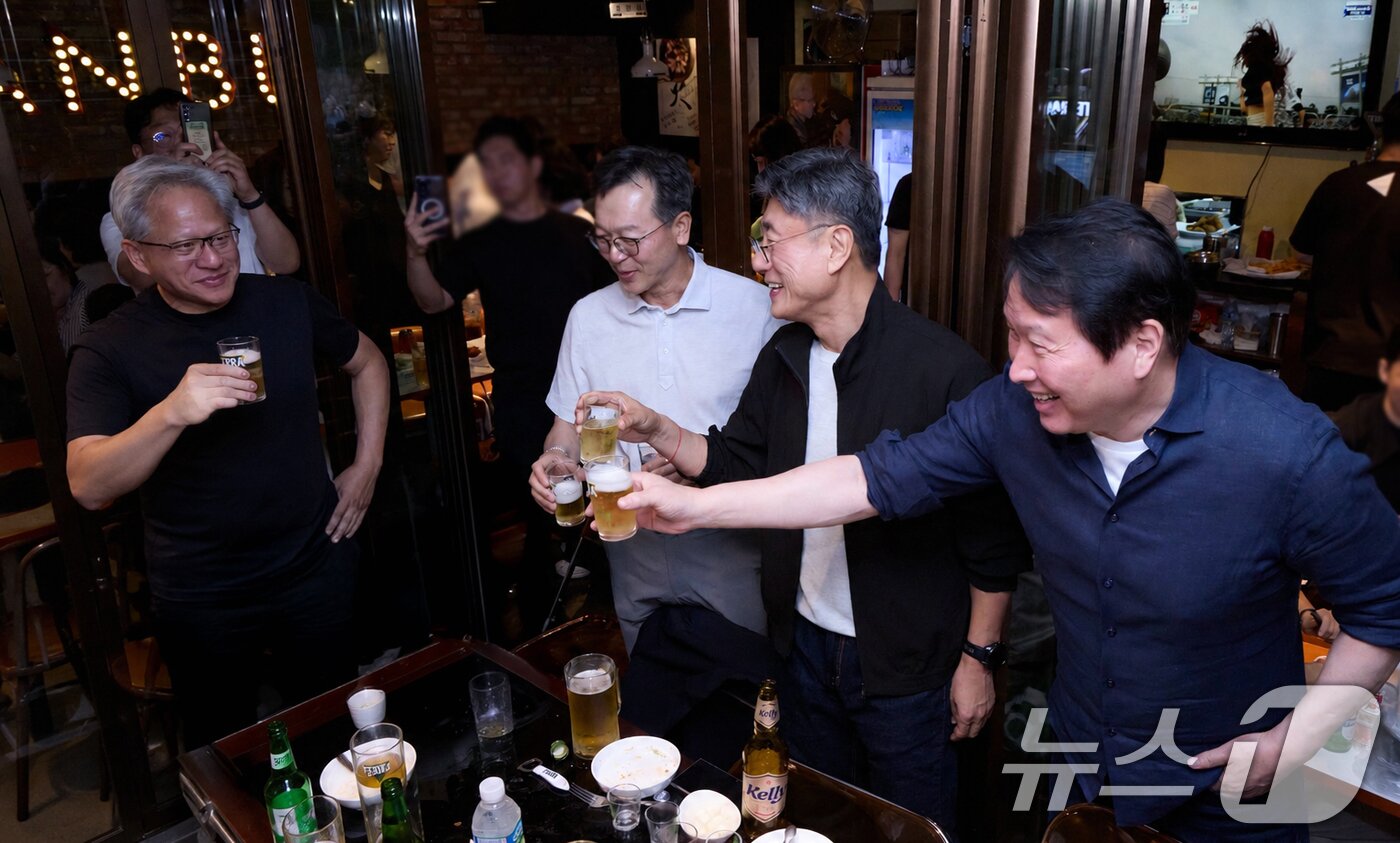 본문 이미지 - 최태원 SK그룹 회장과 젠슨 황 엔비디아 최고경영자(CEO)가 지난 7일 오후 서울 강남구 깐부치킨 삼성점에서 양사 임직원들과 '치맥 회동'을 하고 있다. 왼쪽부터 젠슨 황, 김주선 SK 하이닉스 AI 인프라 사장, 정재헌 SKT CEO, 최태원 SK그룹 회장. (SKT 제공. 재판매 및 DB금지) 2026.6.8 ⓒ 뉴스1
