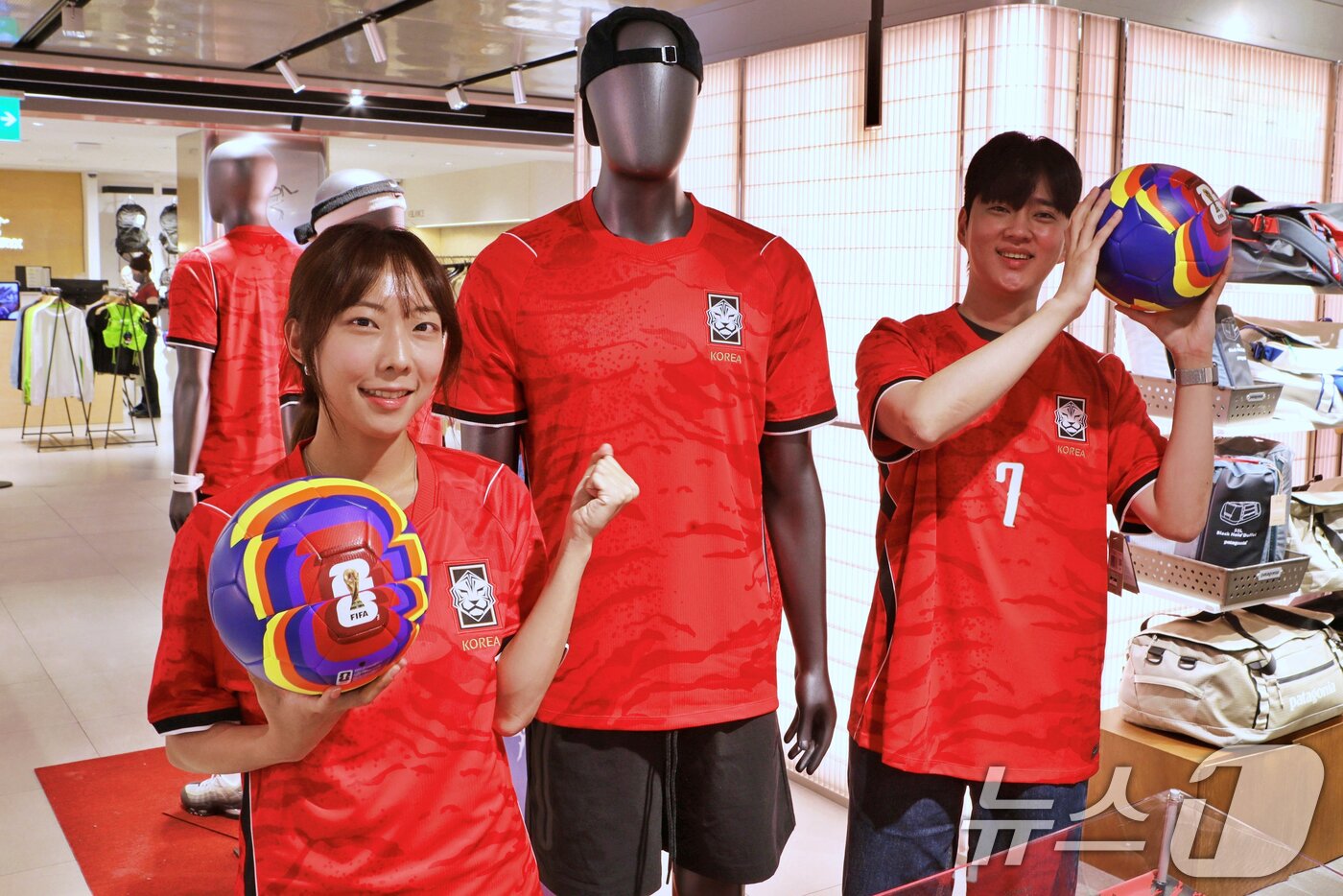 본문 이미지 - 8일 서울 중구 소공동 롯데백화점 본점에서 모델들이 2026 FIFA 북중미 월드컵 공식 굿즈를 소개하고 있다. 월드컵 공식 후원사 '비자(Visa)'와 함께하는 행사로, 기간 중 롯데백화점에서 비자카드로 구매하는 고객에게 축구공 등의 한정판 굿즈를 증정한다. 또한, 잠실 롯데월드몰에서는 ‘2026 FIFA 월드컵 공식 스트레스볼’을 선착순 제공한다. (롯데백화점 제공. 재판매 및 DB금지) 2026.6.8 ⓒ 뉴스1