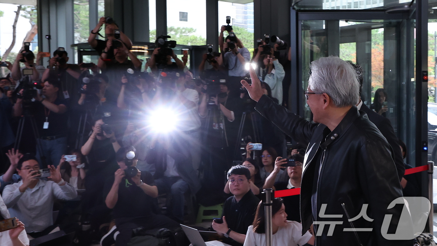 (서울=뉴스1) 김성진 기자 = 젠슨 황 엔비디아 최고경영자(CEO)가 8일 오전 엔비디아-SK 협력 관련 언론브리핑을 하기 위해 서울 종로구 SK 서린빌딩으로 들어서고 있다. 2 …